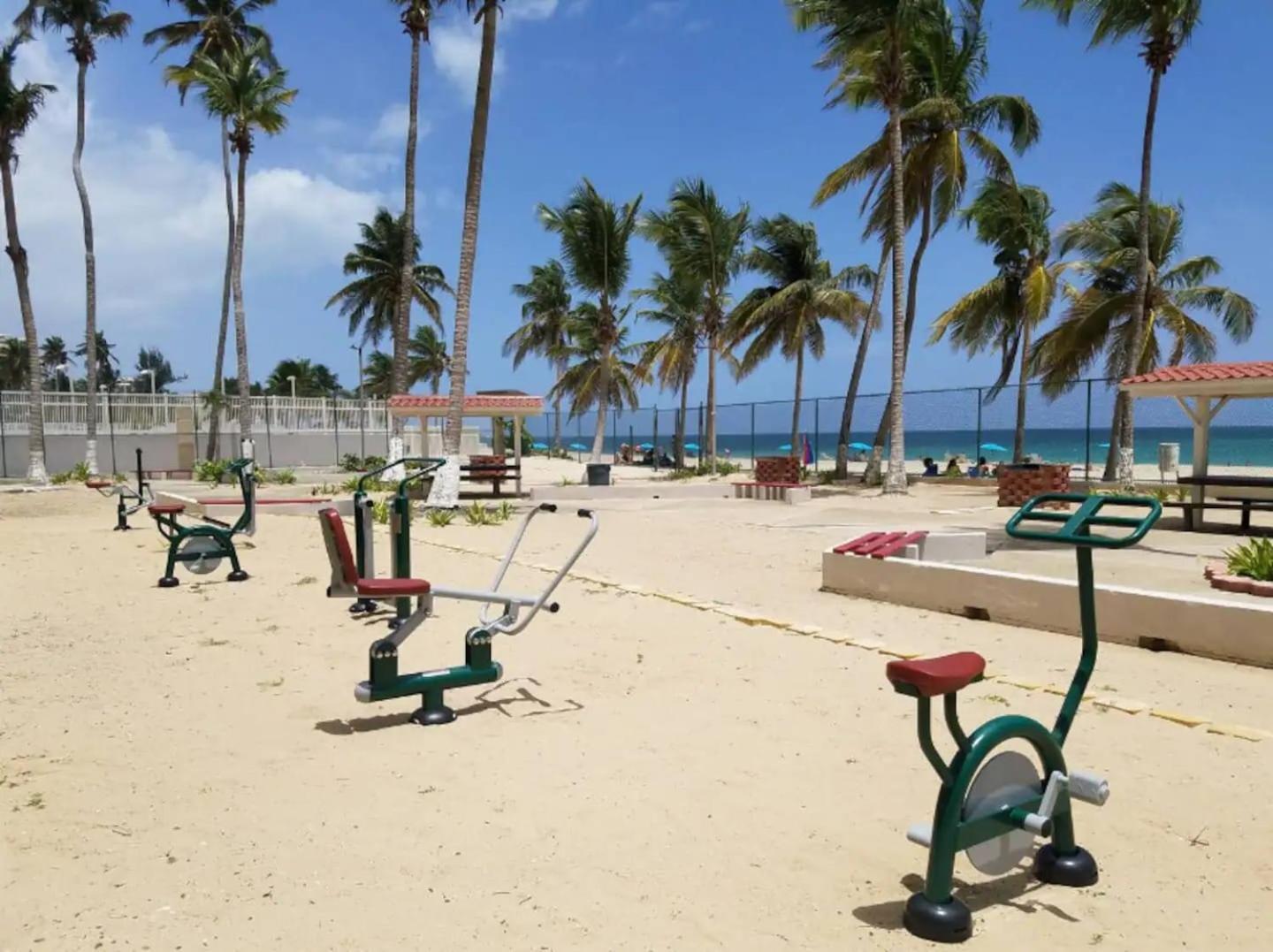 Sunset Paradise Cozy Beachfront Escape - Isla Verde San Juan Exterior photo
