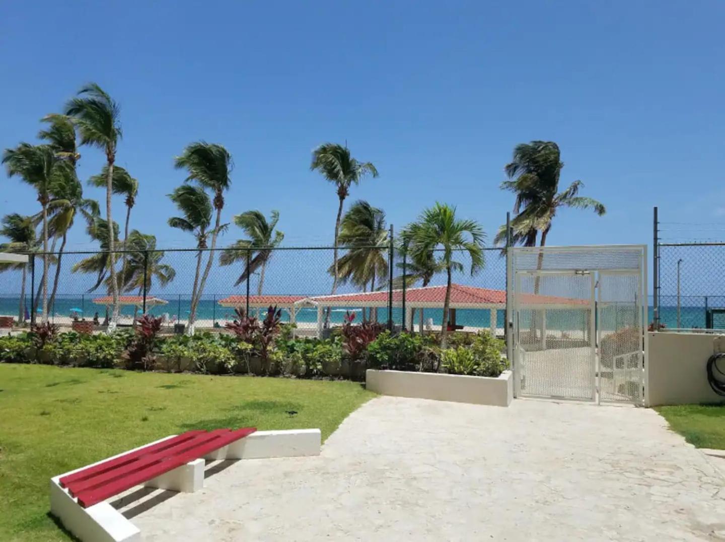 Sunset Paradise Cozy Beachfront Escape - Isla Verde San Juan Exterior photo