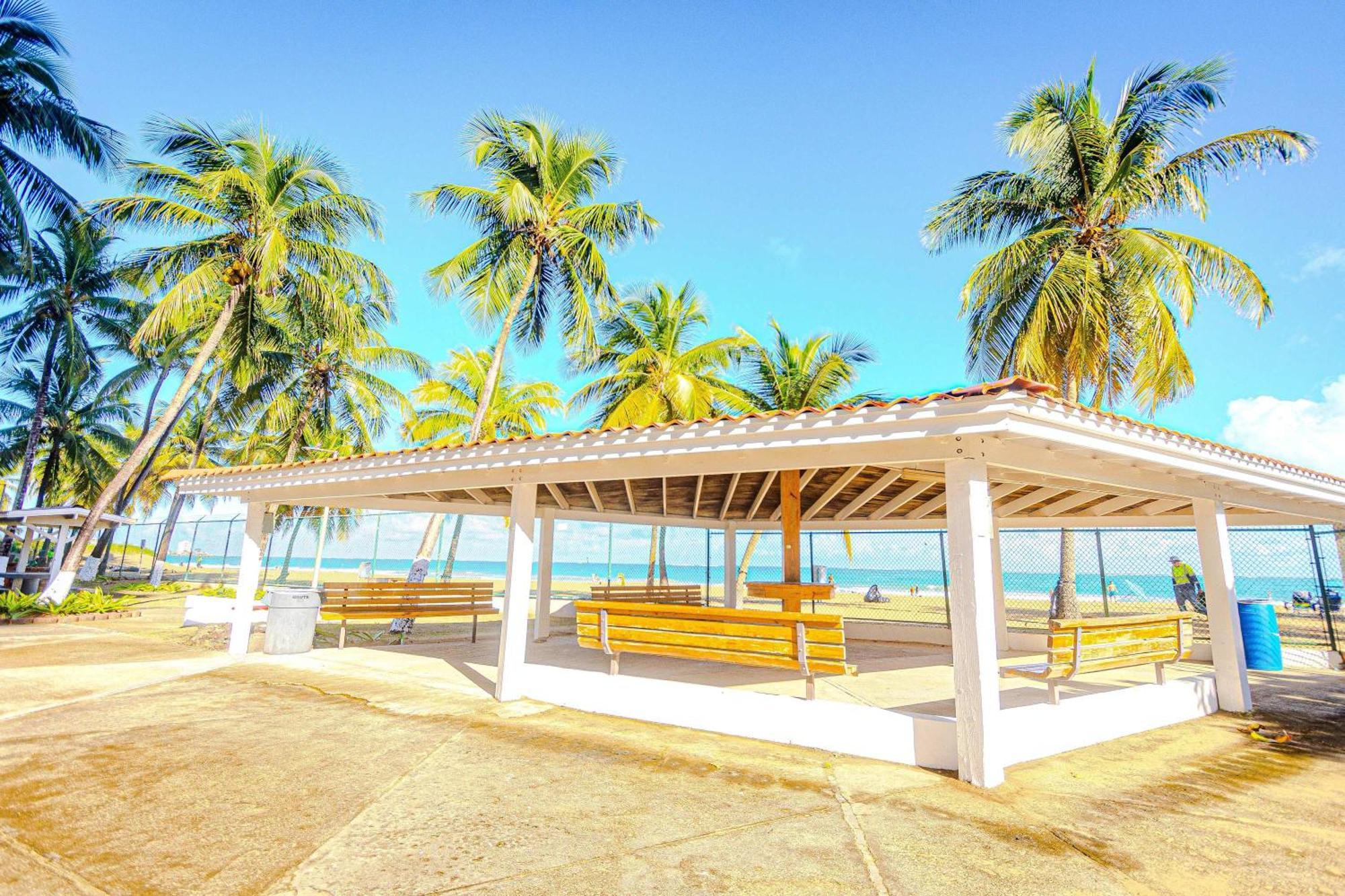 Sunset Paradise Cozy Beachfront Escape - Isla Verde San Juan Exterior photo