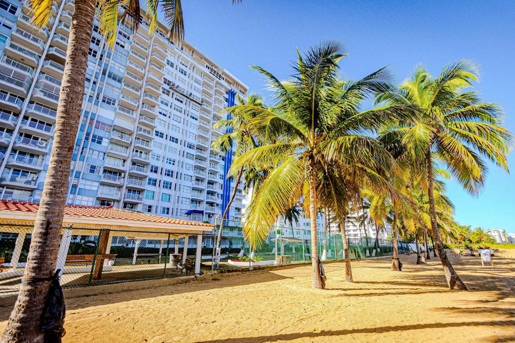 Sunset Paradise Cozy Beachfront Escape - Isla Verde San Juan Exterior photo