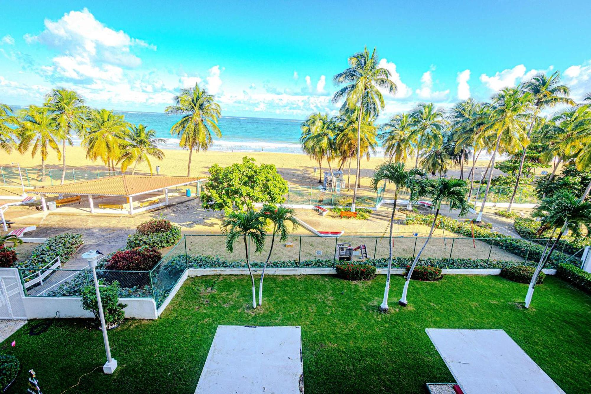 Sunset Paradise Cozy Beachfront Escape - Isla Verde San Juan Exterior photo
